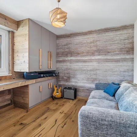 Exquisite Duplex With Views By Mrs Miggins * קראנס-מונטנה